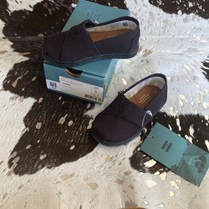 BNWT kids Toms shoes